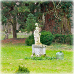 Statue de femme dans le parc